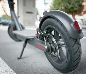 Patinete eléctrico aparcado en la calle