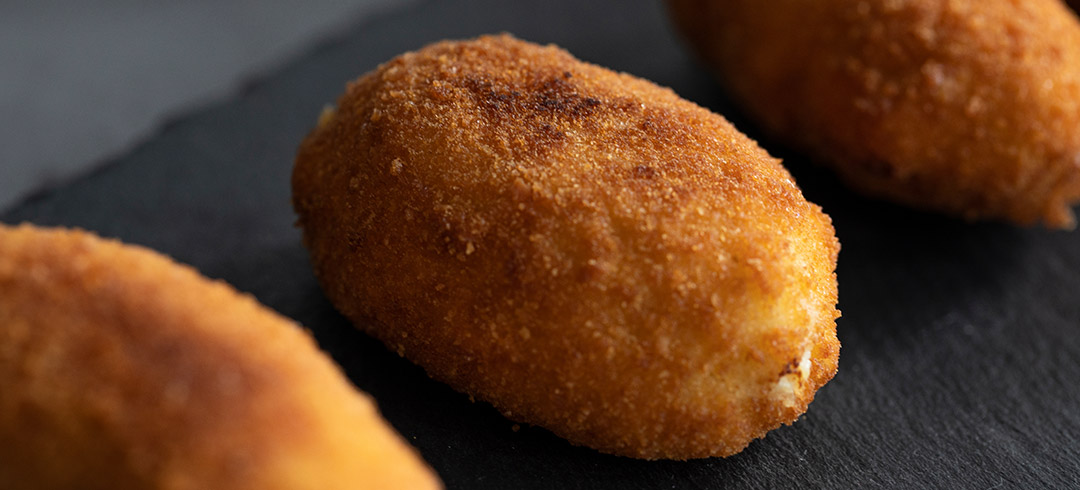 Croquetas sobre un plato