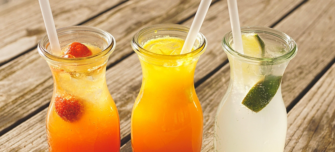 Tres bebidas sobre una mesa