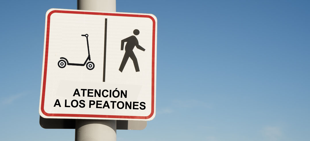 Señal de atención a los peatones para los que montan en patinete eléctrico