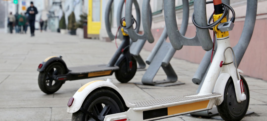 Dos patinetes eléctricos apartados con candados