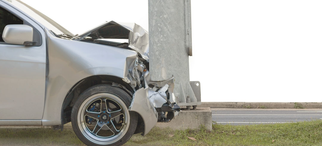 Coche con golpe en la parte delantera tras accidente