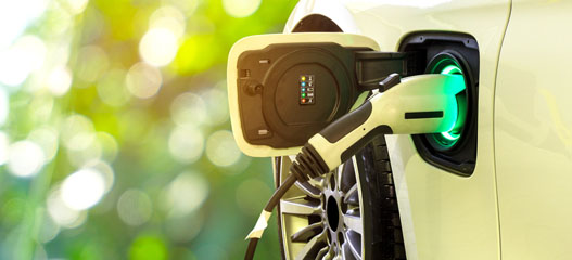 coche eléctrico cargándose