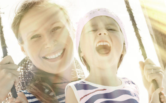 madre e hija felices columpiándose