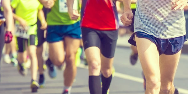 Grupo de corredores durante una media maratón