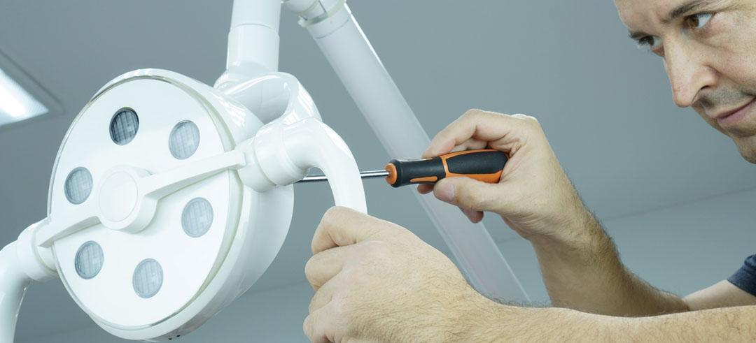 Hombre reparando una lampara moderna