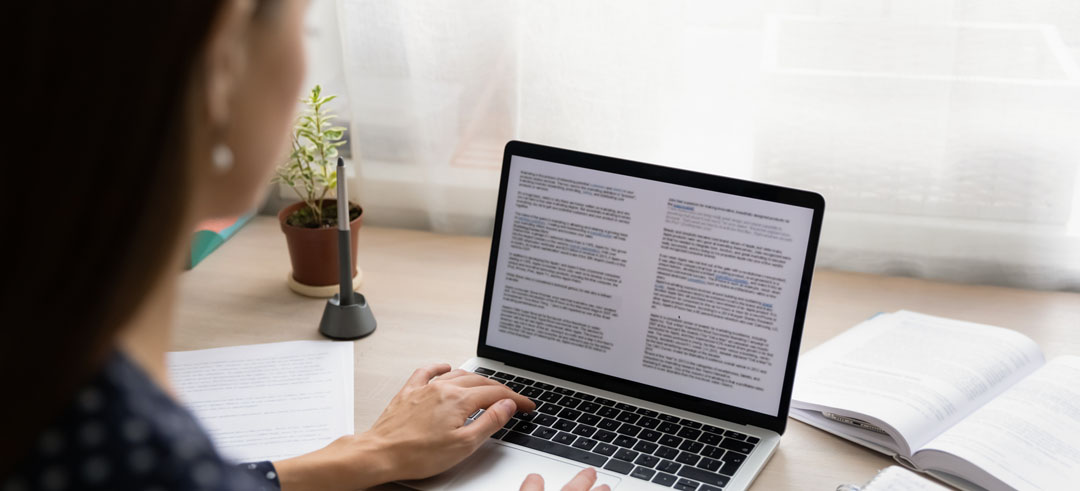 Mujer consultando un documento en su ordenador